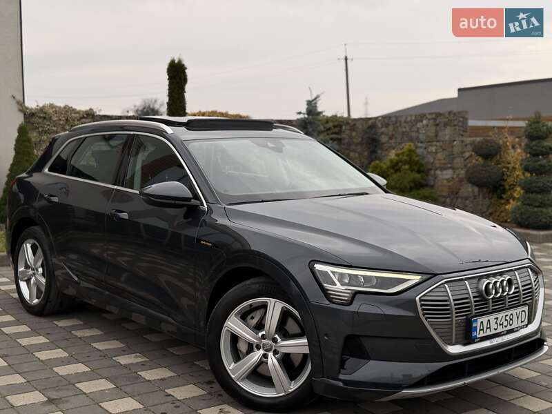 Позашляховик / Кросовер Audi e-tron 2019 в Стрию