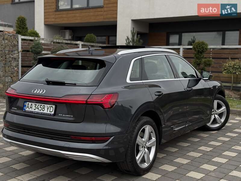 Позашляховик / Кросовер Audi e-tron 2019 в Стрию