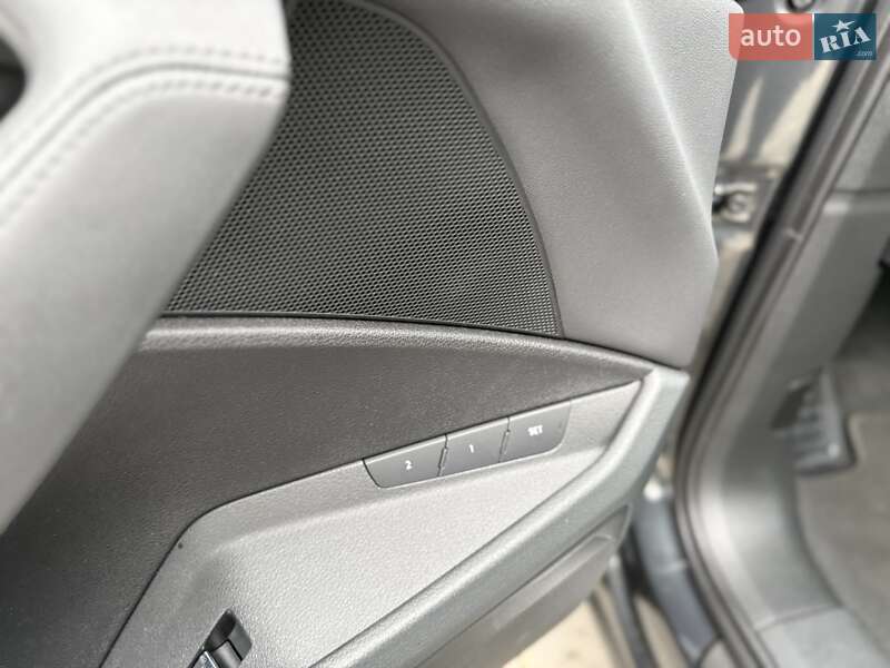 Позашляховик / Кросовер Audi e-tron 2019 в Стрию