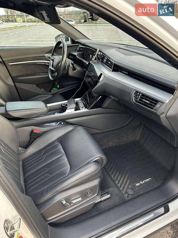 Внедорожник / Кроссовер Audi e-tron 2019 в Днепре фото 9 Внедорожник / Кроссовер Audi e-tron 2019 в Днепре