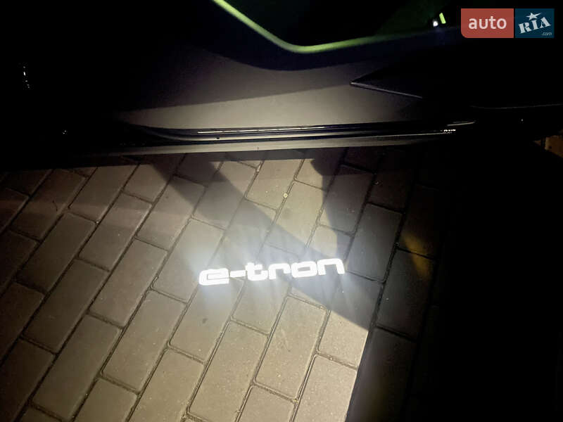 Позашляховик / Кросовер Audi e-tron 2022 в Рівному