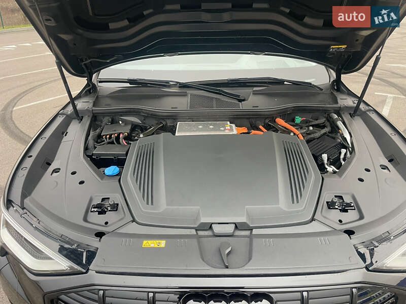 Позашляховик / Кросовер Audi e-tron 2022 в Рівному
