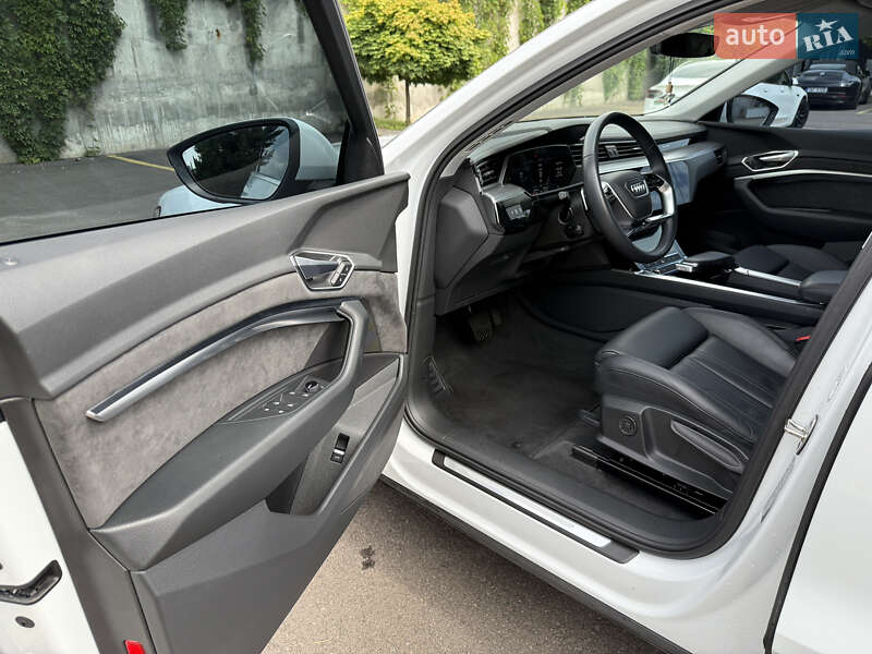 Позашляховик / Кросовер Audi e-tron 2021 в Рівному