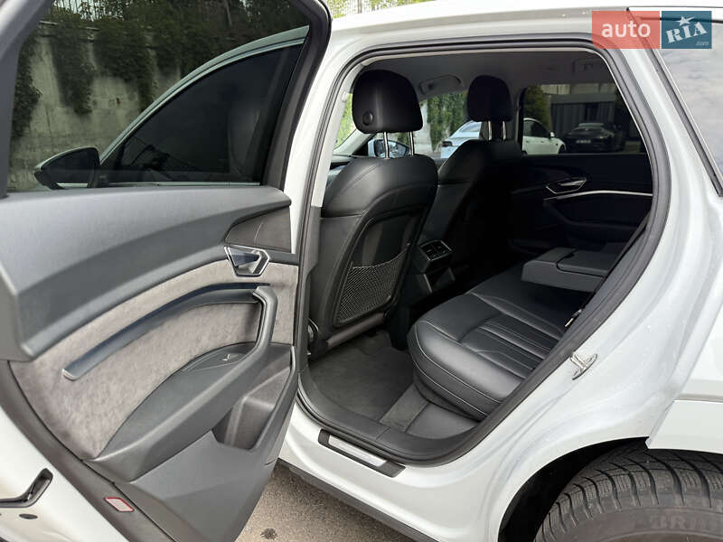 Позашляховик / Кросовер Audi e-tron 2021 в Рівному