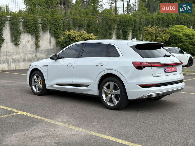 Позашляховик / Кросовер Audi e-tron 2021 в Рівному