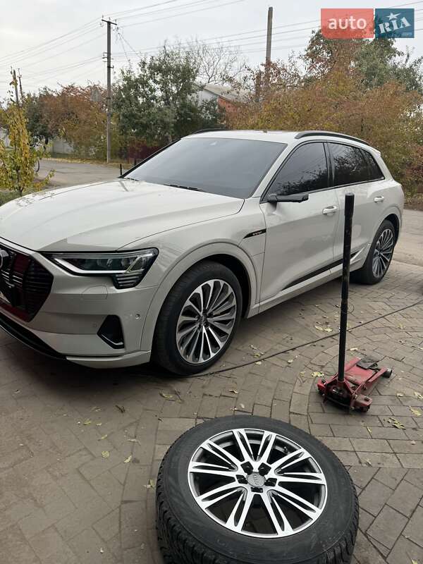 Внедорожник / Кроссовер Audi e-tron 2019 в Полтаве