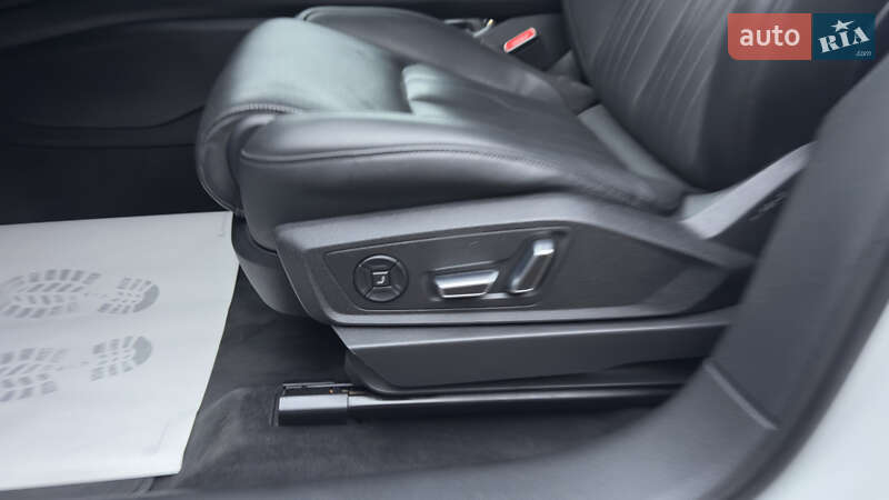 Внедорожник / Кроссовер Audi e-tron 2019 в Сваляве