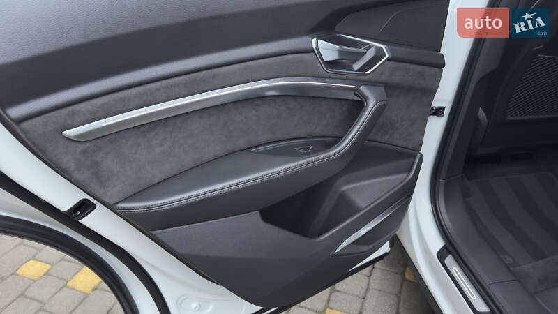 Внедорожник / Кроссовер Audi e-tron 2019 в Сваляве