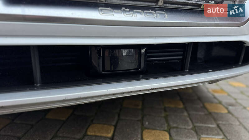 Внедорожник / Кроссовер Audi e-tron 2019 в Сваляве