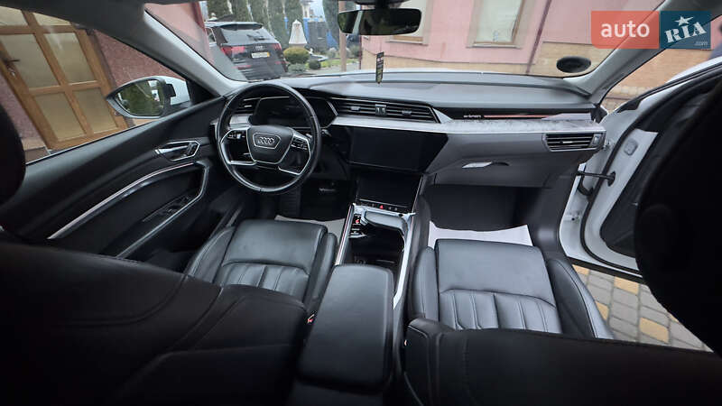 Внедорожник / Кроссовер Audi e-tron 2019 в Сваляве