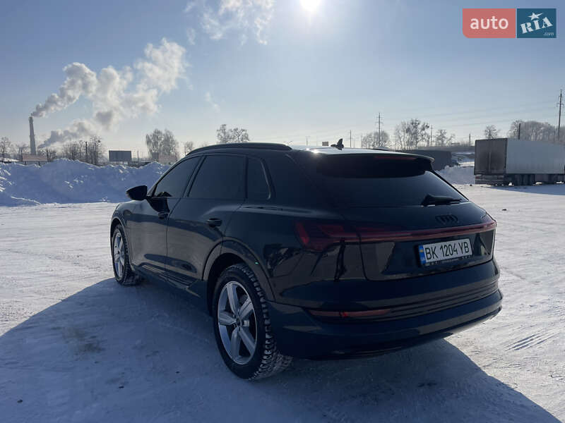 Внедорожник / Кроссовер Audi e-tron 2021 в Ровно