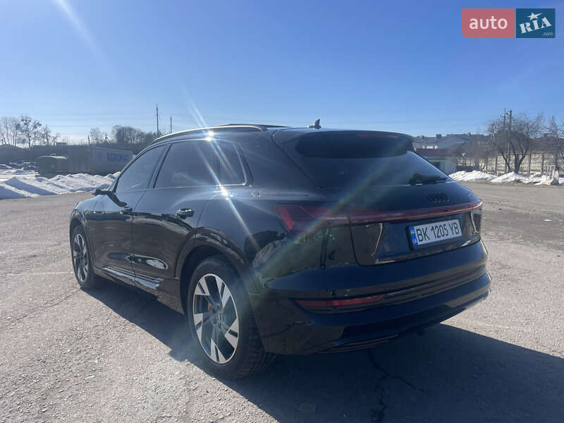 Позашляховик / Кросовер Audi e-tron 2022 в Рівному