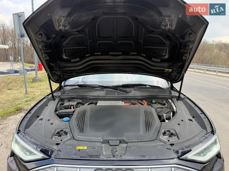 Audi e-tron 2019 VIN WAUZZZGE0KB017968 фото оголошення 2 з 52