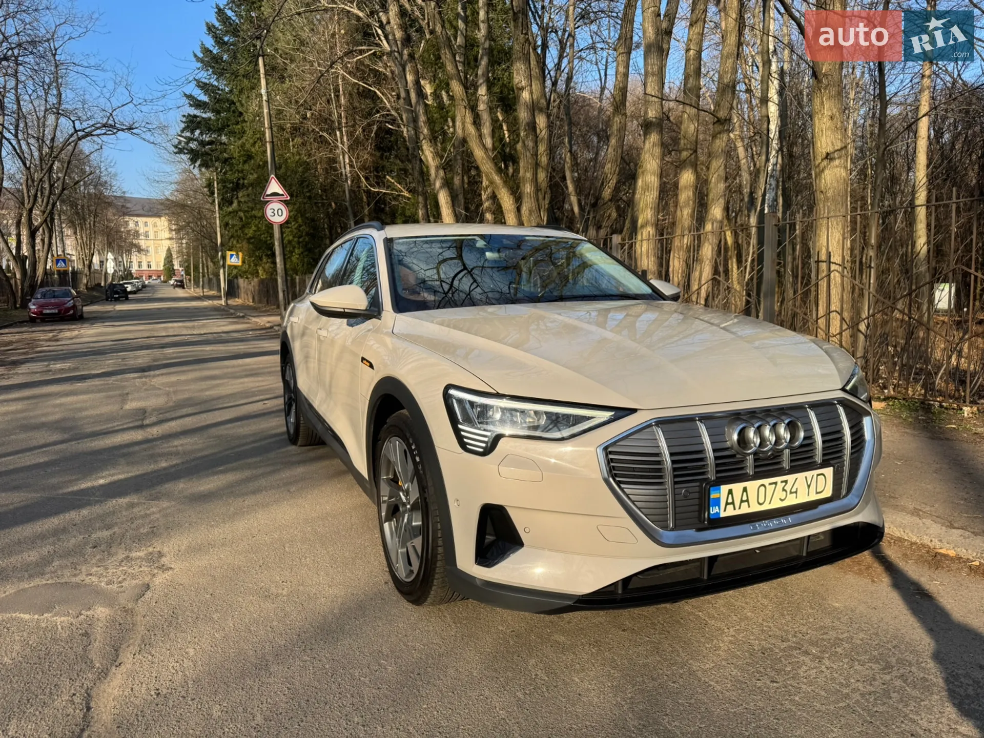 2019 Audi e-tron - мініатюра 2