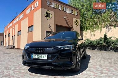 Позашляховик / Кросовер Audi e-tron 2022 в Рівному