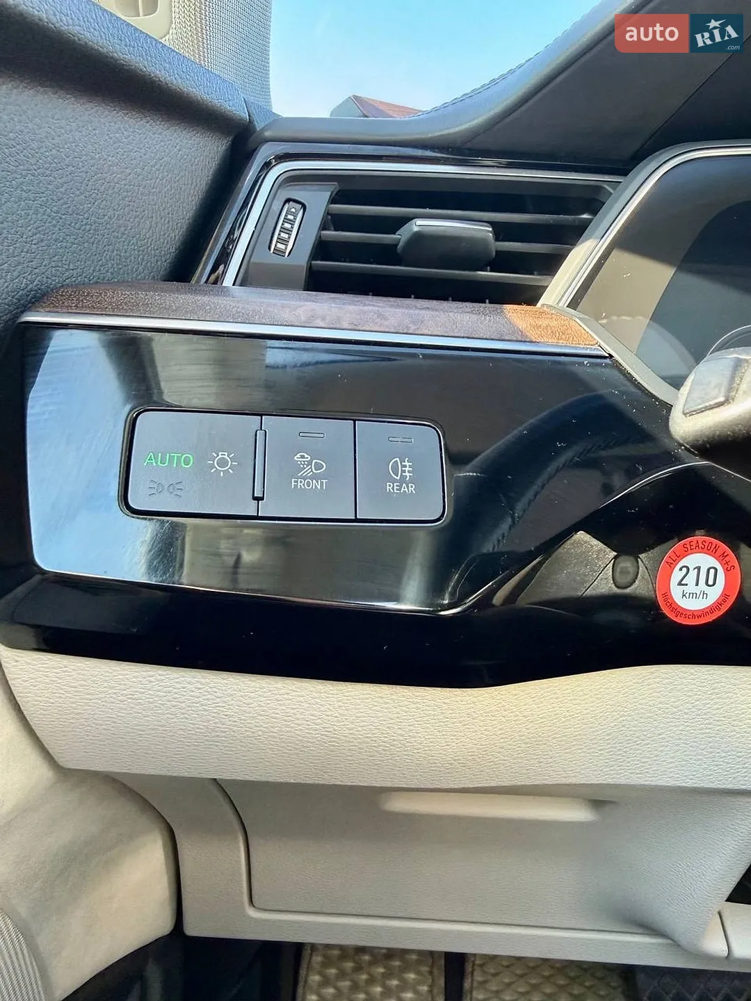 Audi e-tron 2019 VIN WAUZZZGE6KB013424 фото оголошення 14 з 39