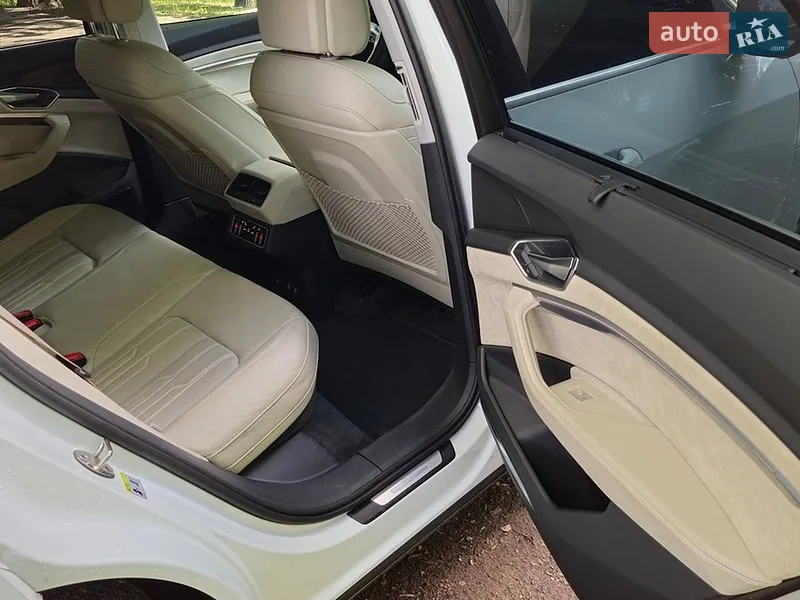 Audi e-tron 2019 VIN WA1VABGE3KB011317 фото оголошення 18 з 52