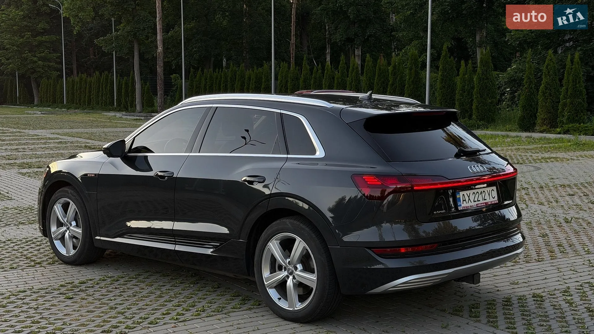 2019 Audi e-tron - мініатюра 2