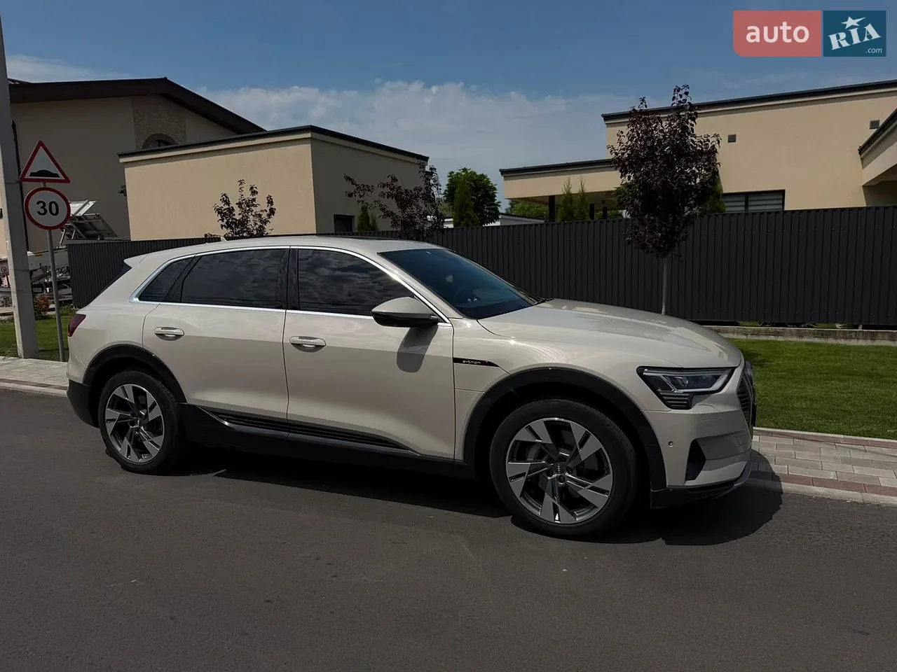 2020 Audi e-tron - мініатюра 31