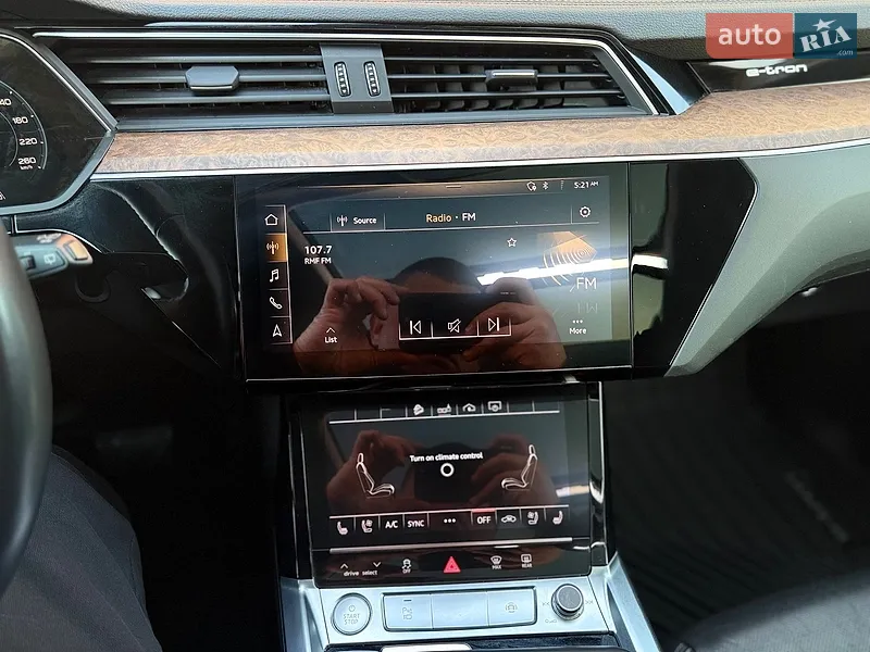 Audi e-tron 2019 VIN WA1LAAGE2KB024948 фото оголошення 40 з 114