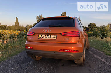 Позашляховик / Кросовер Audi Q3 2012 в 