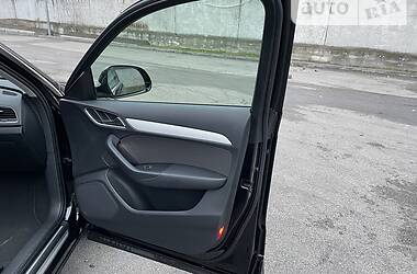 Позашляховик / Кросовер Audi Q3 2012 в 