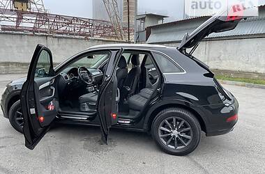 Позашляховик / Кросовер Audi Q3 2012 в 