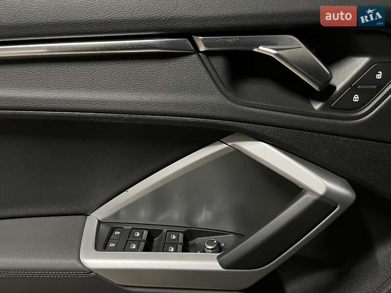 Внедорожник / Кроссовер Audi Q3 2019 в Киеве