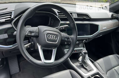 Позашляховик / Кросовер Audi Q3 2021 в 