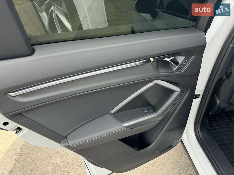 Внедорожник / Кроссовер Audi Q3 2022 в Киеве
