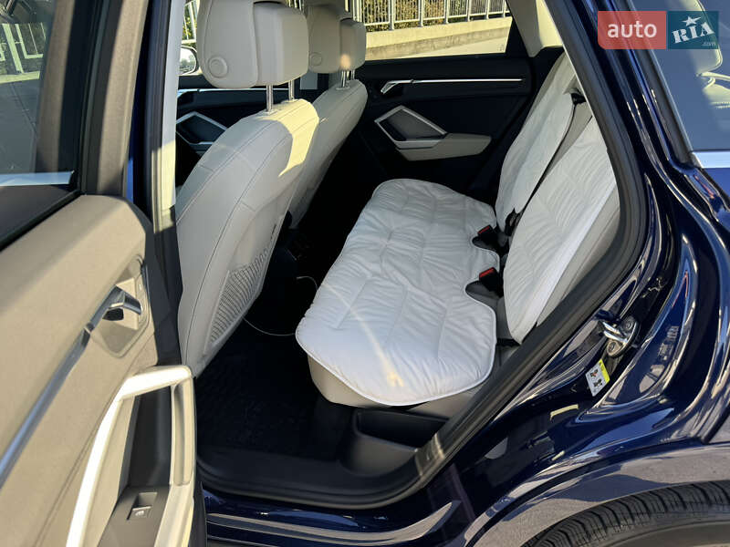 Внедорожник / Кроссовер Audi Q3 2021 в Киеве