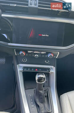 Внедорожник / Кроссовер Audi Q3 2021 в 