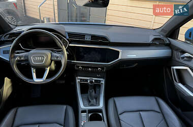 Позашляховик / Кросовер Audi Q3 2022 в 