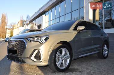Внедорожник / Кроссовер Audi Q3 2020 в 