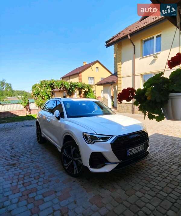 Внедорожник / Кроссовер Audi Q3 2023 в 