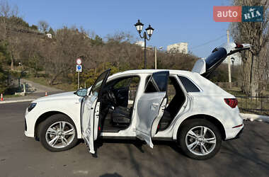 Позашляховик / Кросовер Audi Q3 2020 в 