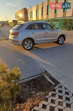 Позашляховик / Кросовер Audi Q3 2016 в 