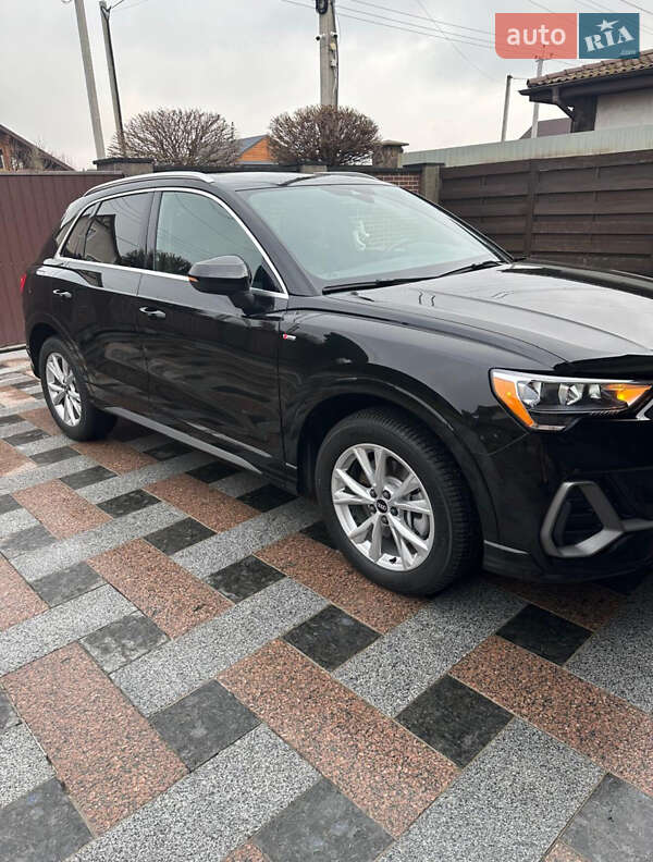 Внедорожник / Кроссовер Audi Q3 2021 в 