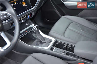 Позашляховик / Кросовер Audi Q3 2019 в 