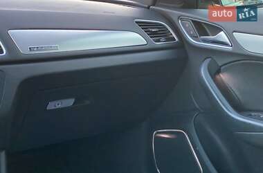 Позашляховик / Кросовер Audi Q3 2015 в 