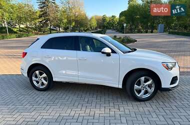 Позашляховик / Кросовер Audi Q3 2019 в 