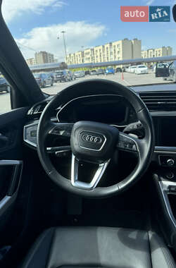 Позашляховик / Кросовер Audi Q3 2023 в 
