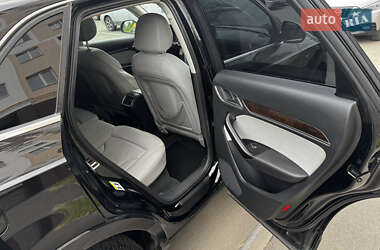 Позашляховик / Кросовер Audi Q3 2015 в 