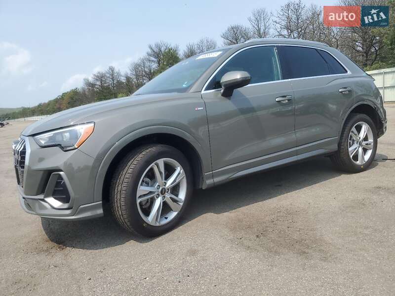 Внедорожник / Кроссовер Audi Q3 2021 в 