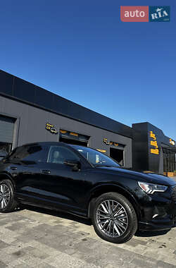 Внедорожник / Кроссовер Audi Q3 2021 в 