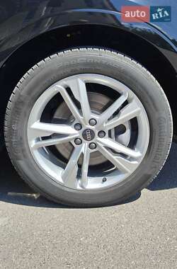 Внедорожник / Кроссовер Audi Q3 2023 в 