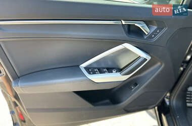Позашляховик / Кросовер Audi Q3 2019 в 