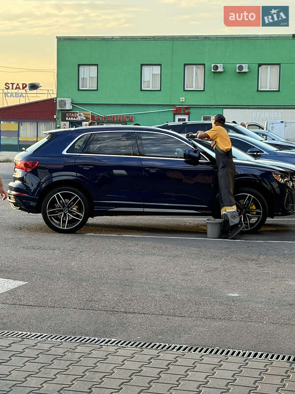 Позашляховик / Кросовер Audi Q3 2021 в Києві
