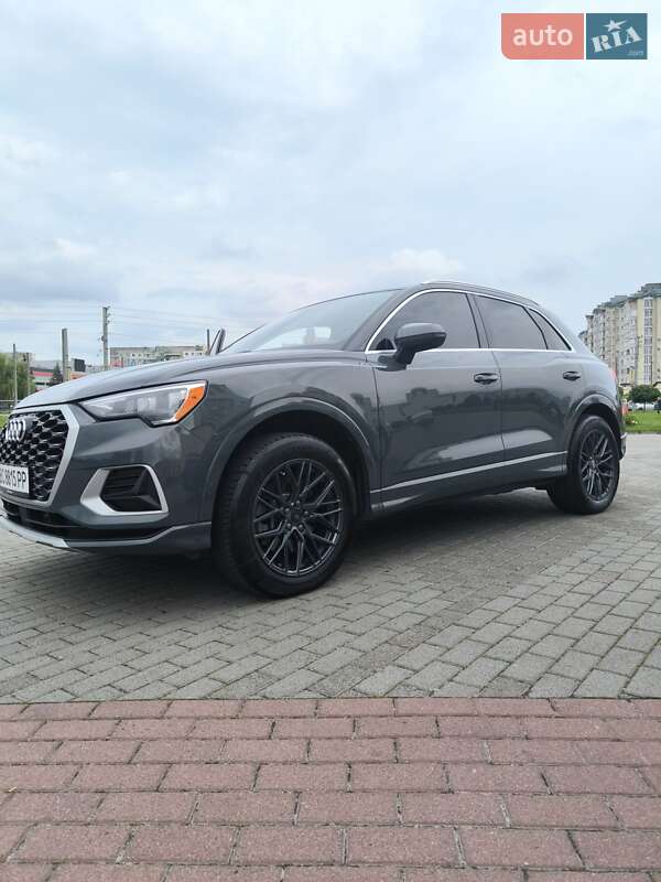 Внедорожник / Кроссовер Audi Q3 2019 в 