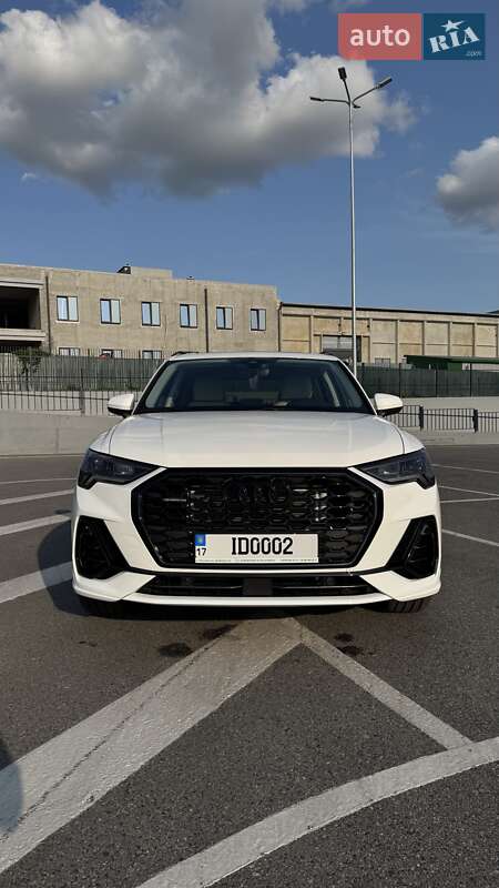 Внедорожник / Кроссовер Audi Q3 2021 в 